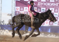 “Дүнжингаравын хурд-2013” хаврын бүсийн уралдаанд түрүүлж айрагдсан хурдан соёолонгууд