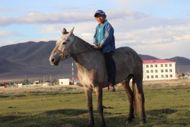 2012 оны шилдэг унаач З.Ганзориг:Сар бүр 200,000 төгрөгийн цалин авдаг