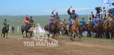 Гиннесийн дээд амжилт тогтоох уралдаанд аман хүзүүнд хурдалж буй нь